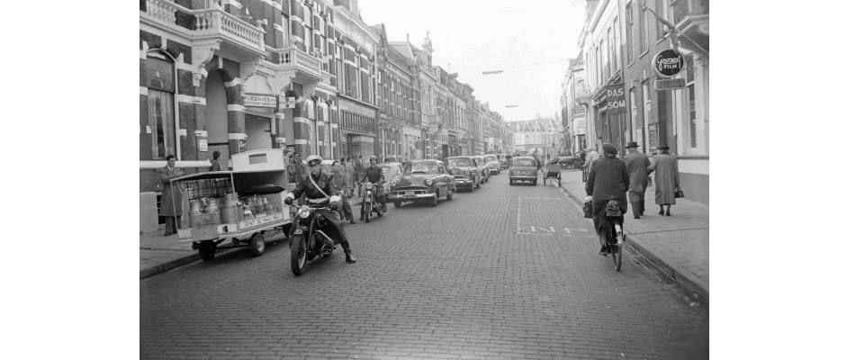 Nijmegen: De Van Welderenstraat in de richting van de Arksteestraat omtreeks 1955