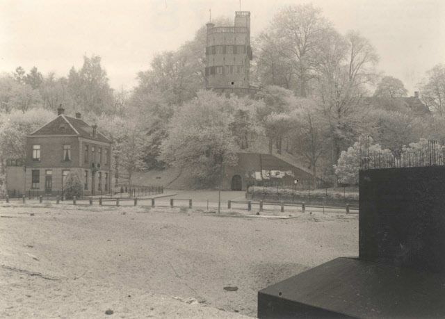 Nijmegen: De Ubbergseweg in 1935 met in het midden de Belvédère en rechts het fundament voor de bouw van de Waalbrug.
