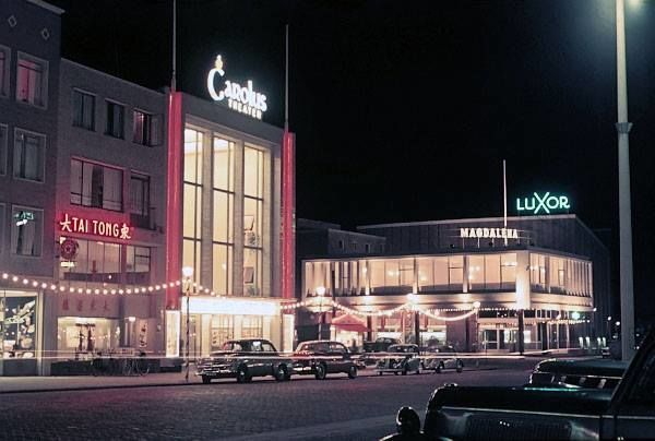 Nijmegen: Plein 1944 met de bioscopen in 1955