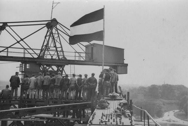 Nijmegen: De Waalbrug 1935 met de vlag in top, n.a.v. het bereiken van het hoogste punt.