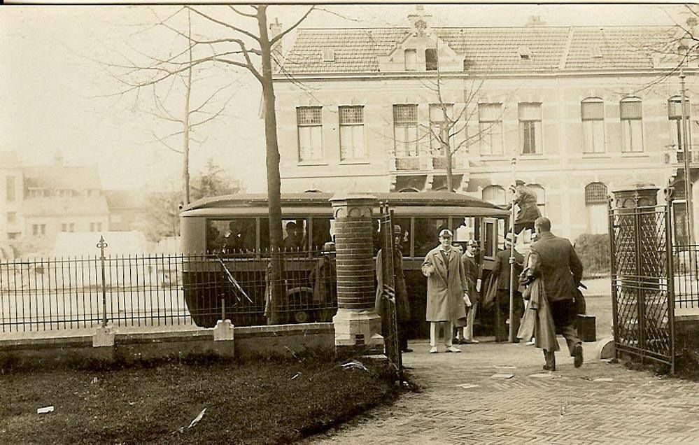 Nijmegen: De Berg en Dalseweg bij de ingang van het Canisius College 1952