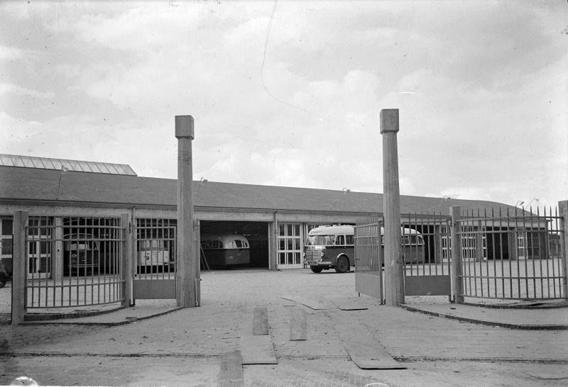 Nijmegen: De Genestetlaan De busremise op de hoek bij de Willemsweg in 1959