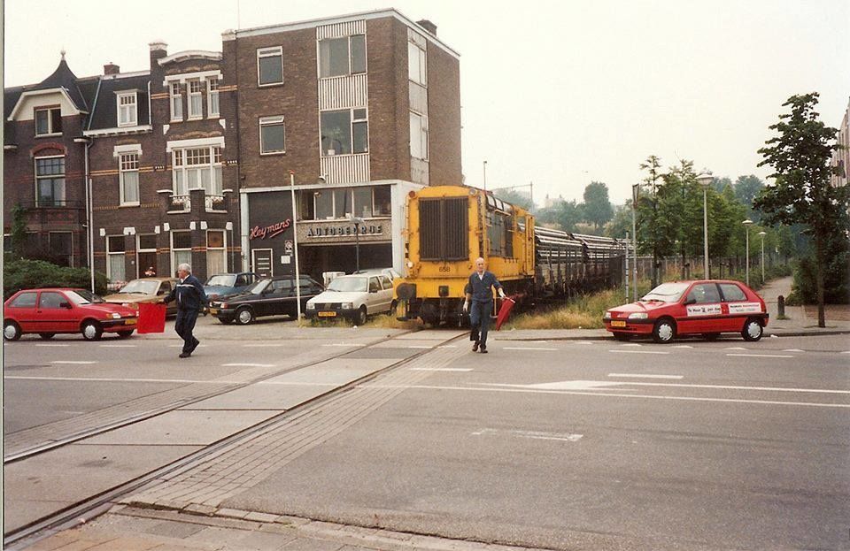 Nijmegen: De goederentrein op de Weurtseweg bij de Voorstadselaan thv Heymans vanaf CS Nijmegen naar het industrie terrein Nijmegen West in 1981
