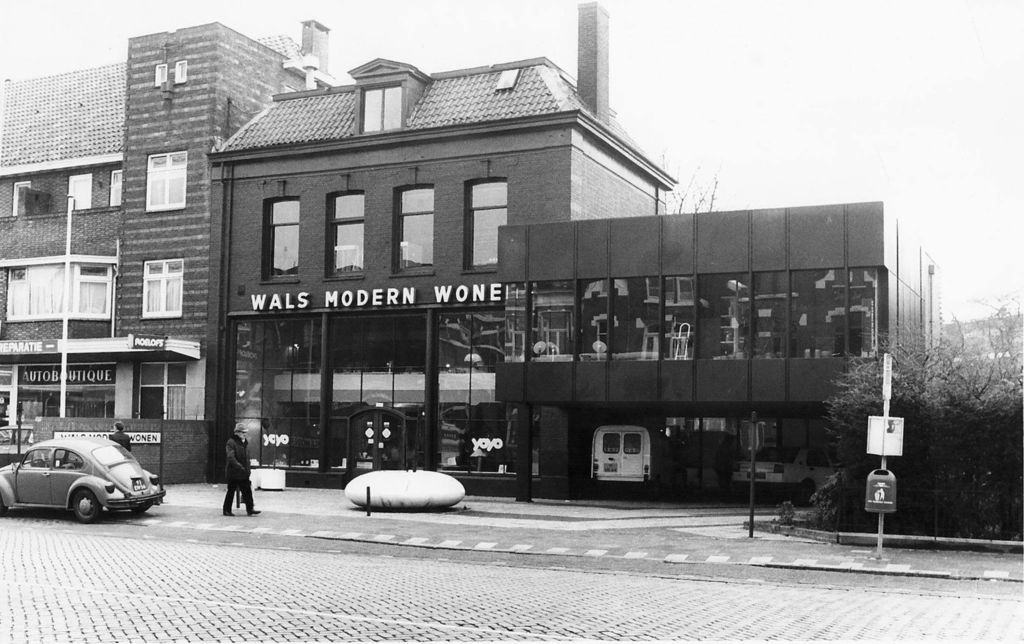 Nijmegen: De Graafseweg waar nu (2015) de Action zit maar waar vroeger Wals Wonen zat (1984)