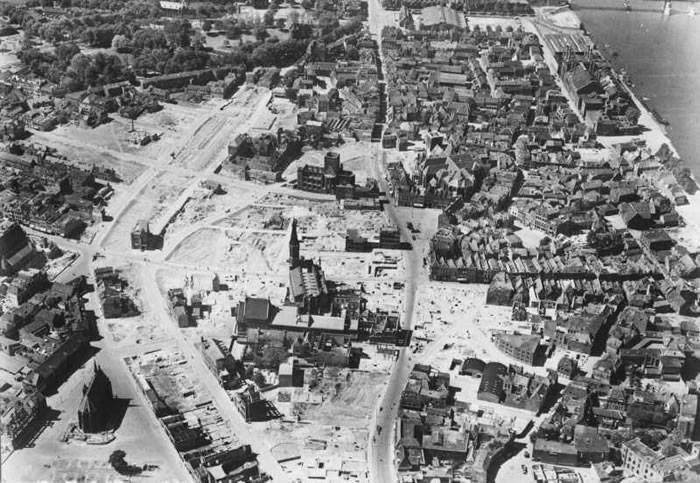 Nijmegen: Luchtfoto van het gebombardeerde centrum van Nijmegen