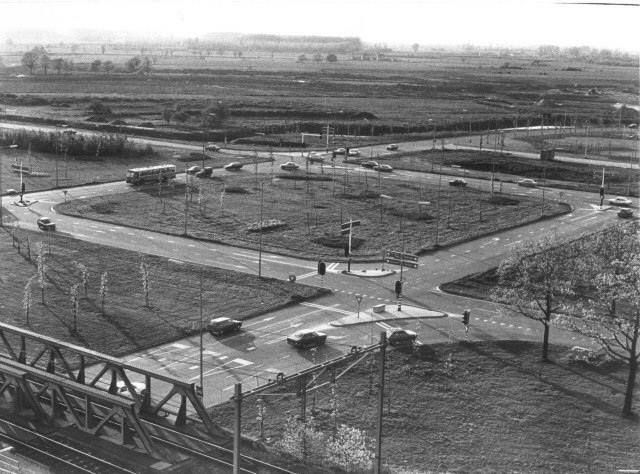 Nijmegen: Het Takenhofplein. Foto genomen vanaf flat in zwanenveld die er nu nog staat bij station Dukenburg. Onderaan de foto de spoorbrug. Die loopt naar Wijchen. 1970