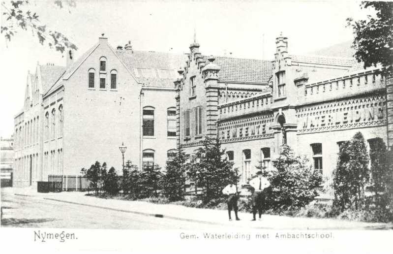 Nijmegen: De Nieuwe Marktstraat, LTS (links) en gemeentelijke waterleiding (rechts) 1932