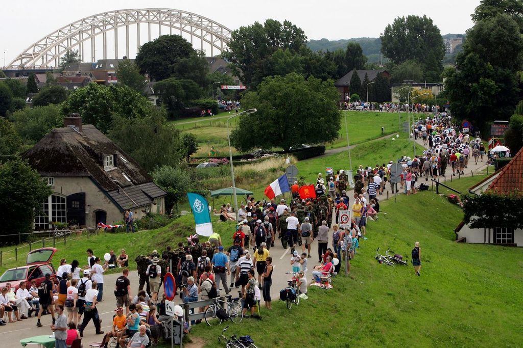 Nijmegen: De Vierdaagse met wandelaars die de Waalbrug al in het vizier hebben
