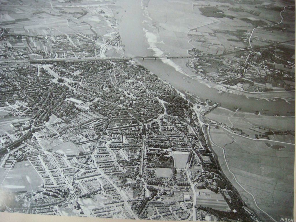 Nijmegen: Oud Nijmegen van uit de lucht via Aerocarto uit 1934 (Dank aan Harri Opmeer)