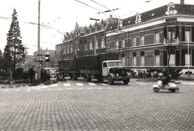 Nijmegen: Kruispunt Graafseweg en Van Oldenbarneveltstraat begin jaren 60 (Eric van Vlodrop)