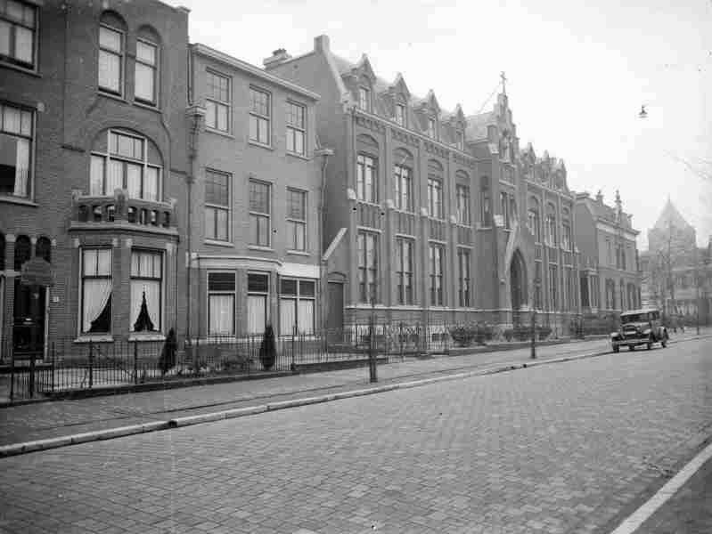 Nijmegen: Klooster aan de Van Oldenbarneveltstraat 1937 (Eric van Vlodrop)