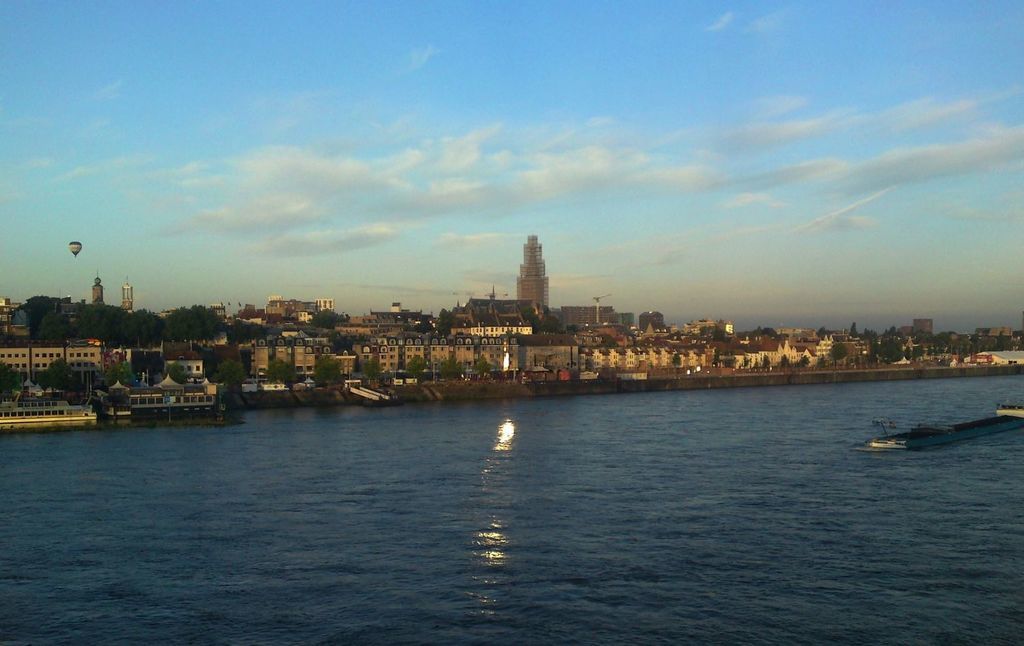 Nijmegen: 2014 Nijmegen in het eerste zonlicht van de dag (Met dank aan Berry Janssen)
