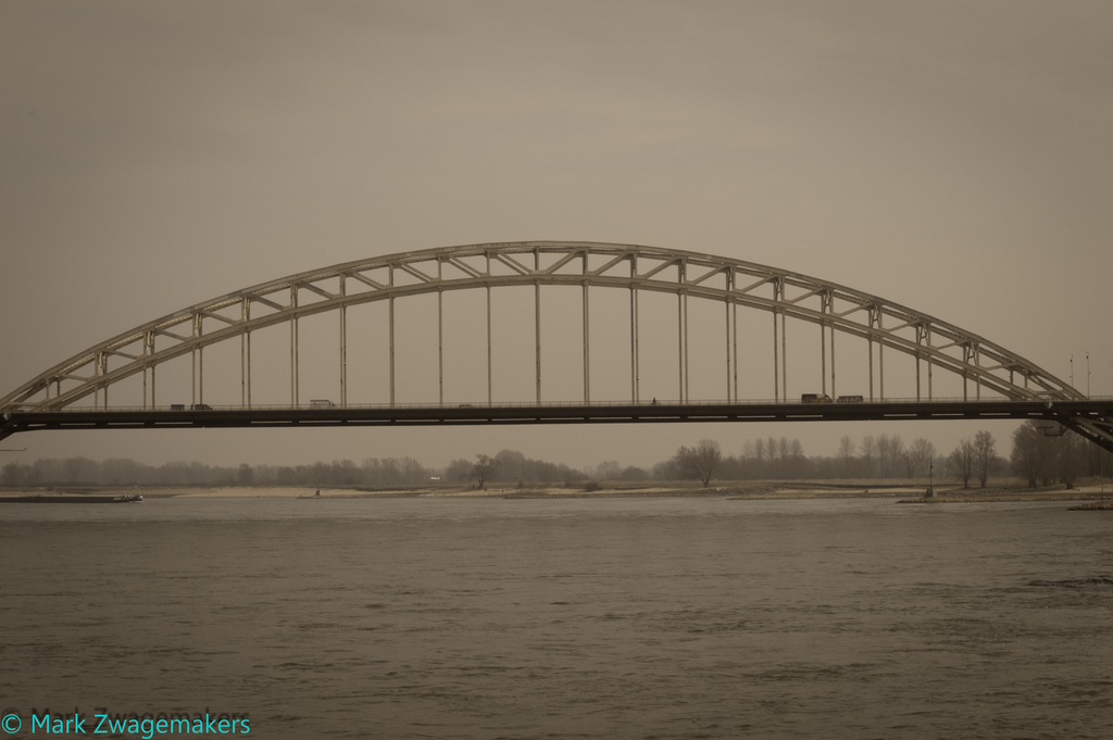 Zomaar een foto genomen van de waalbrug