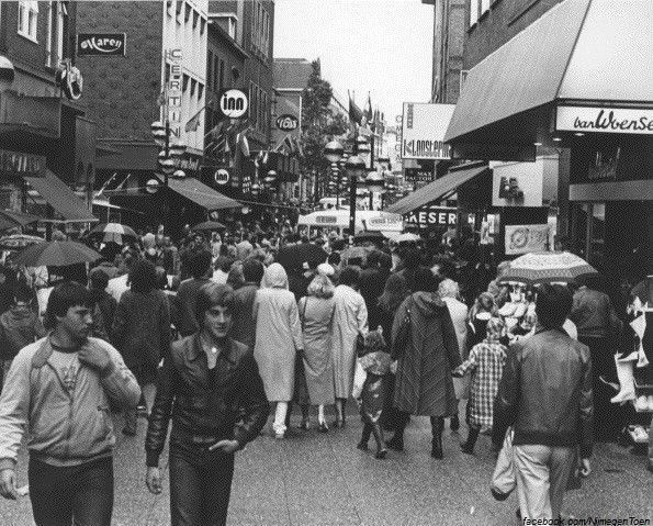 Nijmegen: Een drukke Nijmeegse Broerstraat gezien in de richting van de Molenstraat, omstreeks 1980
