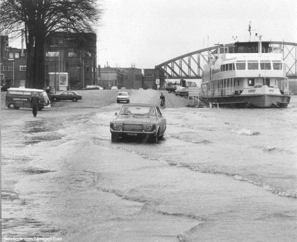 Nijmegen: Hoogwater op de Waalkade gezien in de richting van de spoorbrug 1974