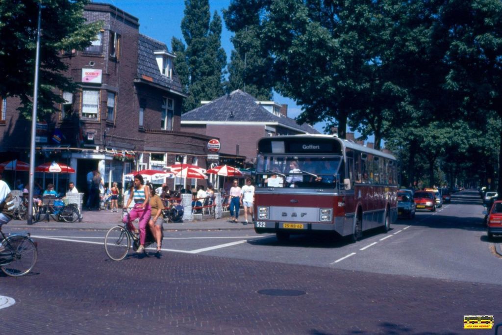 Nijmegen: Hazenkampseweg. We zien een herkenbare donkerrode bus met als bestemming, De Goffert.