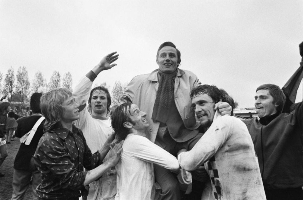 Nijmegen: NEC Trainer Piet de Visser wordt op handen gedragen door de spelers van NEC 1975
