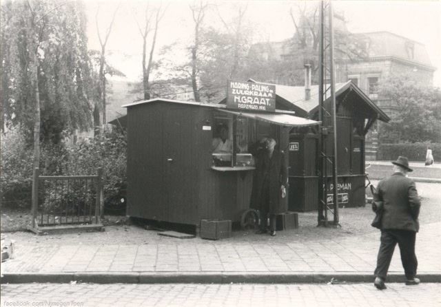 Nijmegen: De Lange Hezelstraat 1959 met de haringkraam van Peeman