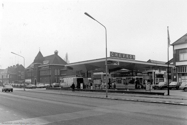 Nijmegen: Op de St. Annastraat, tussen de Thijmstraat en de Groenestraat zit al jaren een tankstation. Op deze foto, genomen rond 1980, nog Chevron geheten.