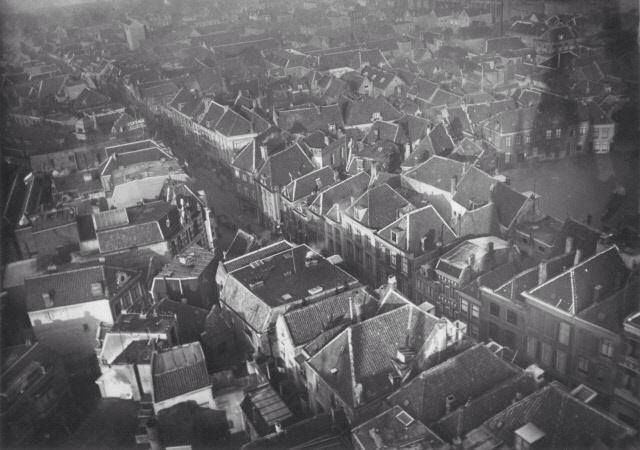 Nijmegen: Vanuit de Toren van de St. Augustinuskerk gezien, is rechts in het midden de Stikke Hezelstraat, en links omhooglopend de Lange Hezelstraat ; links onder de Houtstraat 1934
