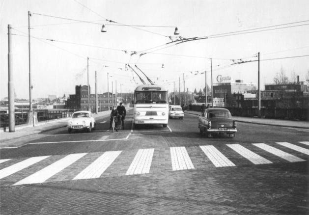 Nijmegen: De Graafseweg ter hoogte van de Willemsweg. Op de achtergrond de oude Castellafabriek | 1961