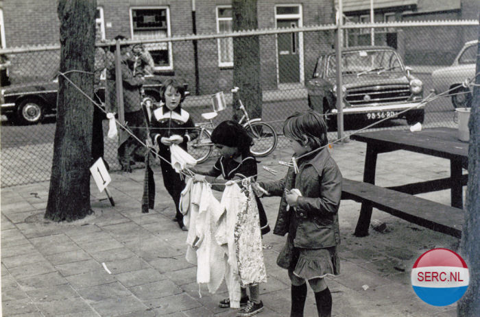 Was ophangen tijdens de Straatspelen op het Beetsplein in 1972