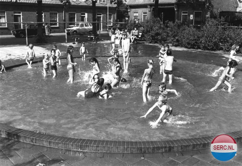 Zwemmen tijdens de straatspelen op de Beetsplein in 1972