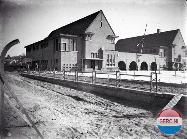 Nijmegen: De Akkerlaan in 1950 met de Bernadetteschool (lagere school in de wijk St. Anna)