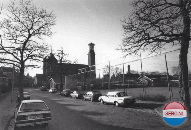 Nijmegen: Acaciastraat 1991. Gezien in de richting van de Hengstdalseweg op de achtergrond de Christus Koningkerk.