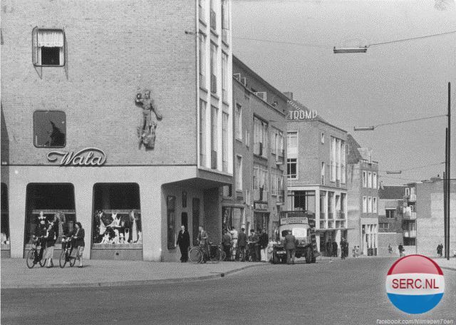 Nijmegen: De Houtstraat gezien vanaf Plein 1944 in de richting van de Lange Hezelstraat. De straat werd vrijwel volledig vernield tijdens het bombardement op Nijmegen op 22 februari 1944