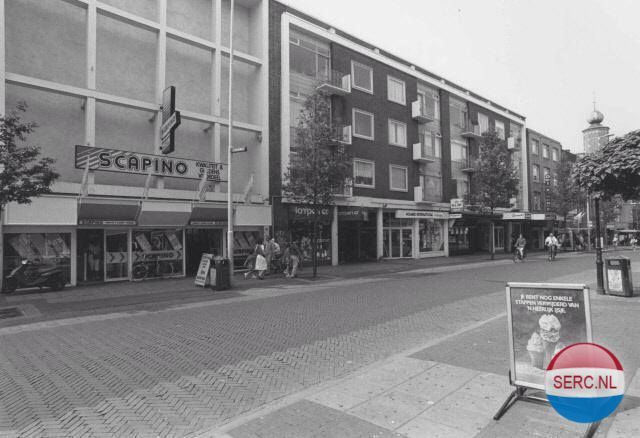 Nijmegen: De Burchtstraat in 1995 met Schoenenwinkel Scapino voor de afbraak van de vijf winkelpanden en twaalf woningen ten behoeve van het nieuwe winkelgebied Mariënburg.