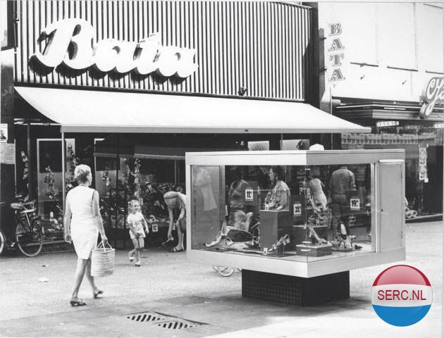 Nijmegen: De Broerstraat in 1975 met de schoenenwinkel van Bata