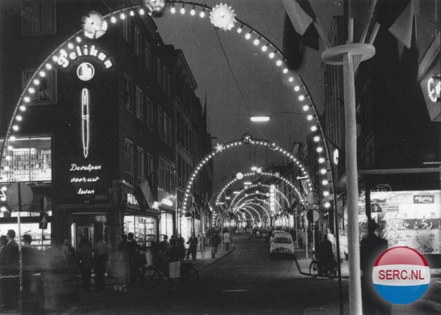 Nijmegen: De Broerstraat gezien vanaf de kruising Plein 1944 - Pauwelstraat in 1960