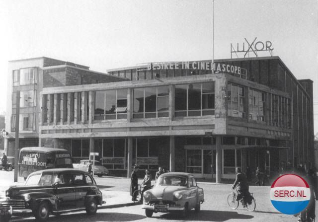 Nijmegen: De Bloemerstraat met het Luxor Theater omstreeks 1954