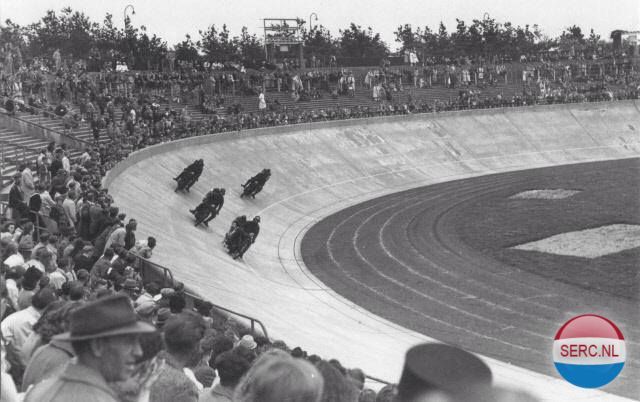 Nijmegen: Het Goffertstadion in 1941 tijdens een wielerwedstrijd op de baan achter de motor