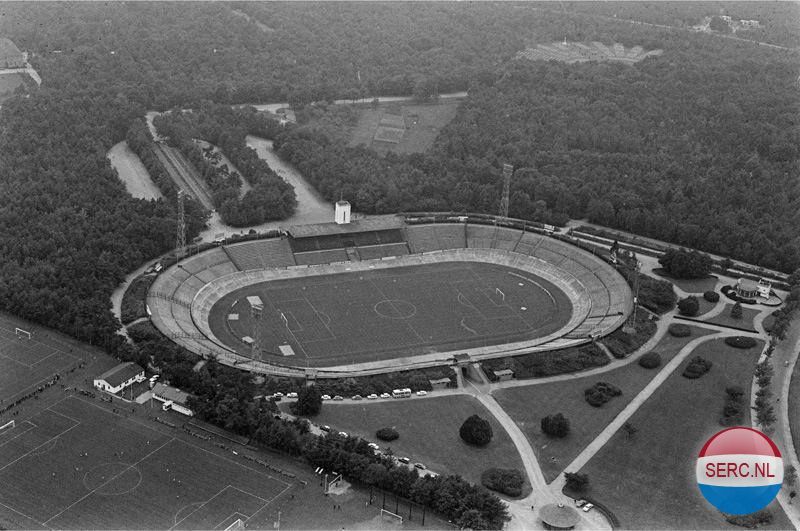 Nijmegen: Het Goffertstadion gezien vanuit de lucht in 1963