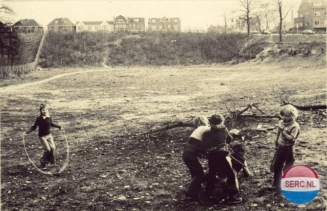 Nijmegen: Een speelterrein in de Wolfskuil, op de achtergrond de Graafseweg in 1973