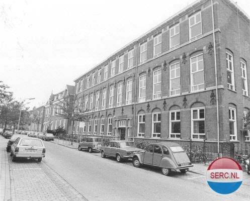 Nijmegen: De Dominicanenstraat in 1986 met de Canisius Mavo