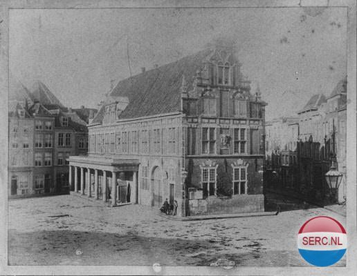 Nijmegen: De Grote Markt in 1870 met Waaggebouw met galerij. In de galerij een schildwacht met schildwachthuisje. Rechts de Kannenmarkt.