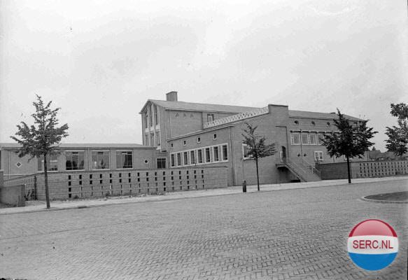 Nijmegen: De Goffertweg in 1957 met de Technische School 'Dr. Poels'