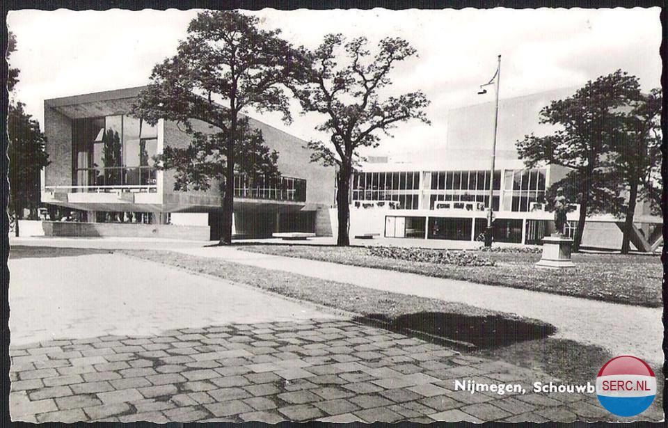 Nijmegen: Het Keizer Karelplein in 1966 met de Stadsschouwburg