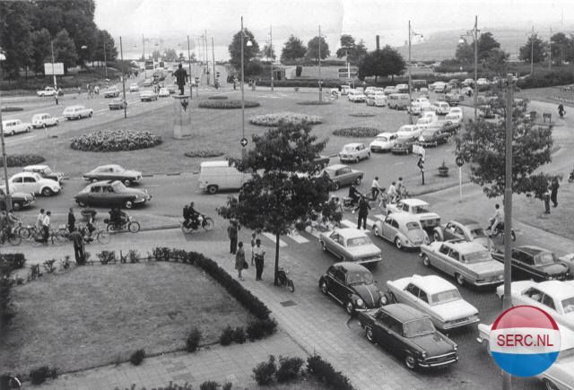 Nijmegen: Het Keizer Traianusplein in 1970 met druk verkeer in de spits