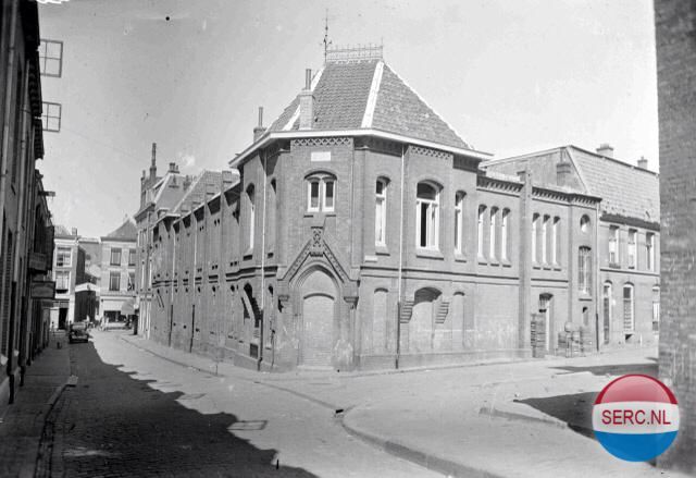 Nijmegen: De Pijkestraat in 1947 gezien vanaf de Parkweg naar de Pijkestraat, met de Bank van Lening en de Hessenberg.