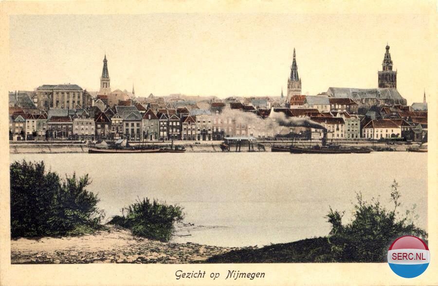 Nijmegen: Panorama Nijmegen met schepen aan de Walkade uit 1930