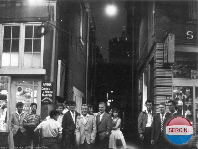 Nijmegen: Nozems in de Lange Hezelstraat ter hoogte van de Kronenburgergas in de jaren 60