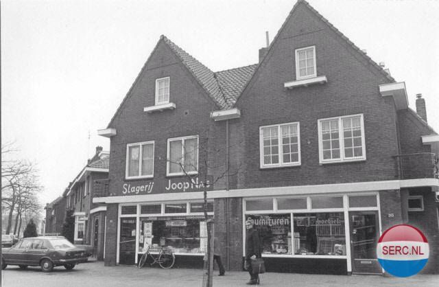Nijmegen: De Nieuwe Nonnendaalseweg omstreeks 1978 met slagerij Joop Nas