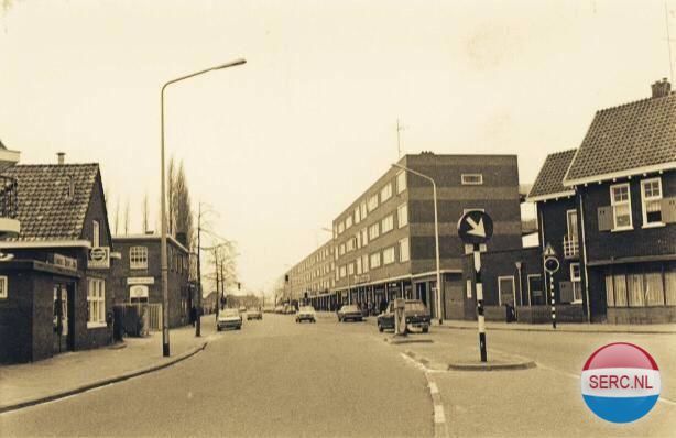 Nijmegen: De Molenweg . Straatbeeld uit het verleden in Nijmegen-West. De Molenweg in 1978 met de, grens tussen Hees en de Wolfskuil, gezien vanaf de Tweede Oude Heselaan.