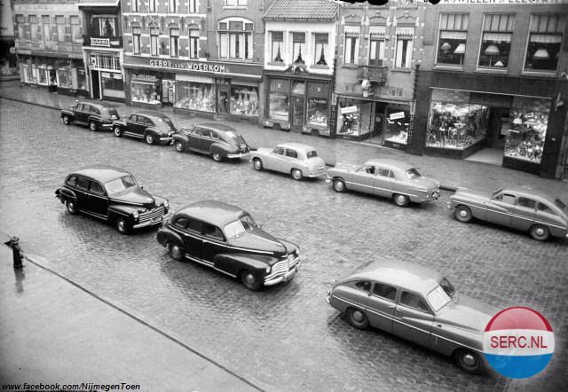 Nijmegen: De Molenstraat in 1953 met de panden van de firma Förster, de firma Van Haaren, , en de Gebroeders Van Woerkom