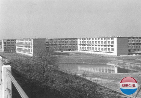 Nijmegen: Malvert in 1965. Splinternieuwe maisonnettes gezien vanaf de Hatertse brug in een nog kale Dukenburgse omgeving