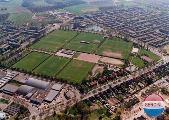 Nijmegen: Luchtfoto van de voetbalvelden van het Sportpark Grootstal. Toen het sportpark aan de Nieuwe Mollenhutseweg klaar was in 1964 kwamen SCE en SV Hatert te voetballen op het sportpark. 1985